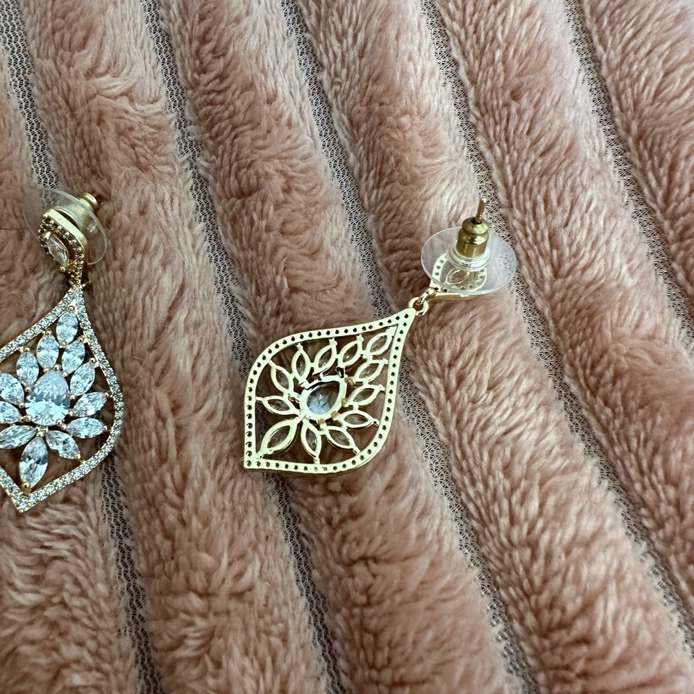 Gold Bridal Earrings - Picture 3 of 5